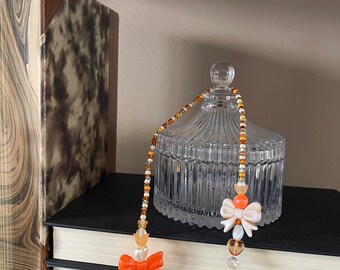 retro bow beaded bookmark charm • handmade stretchy, flexible, durable, bookmarker • bookish accessories • pearl, cream, orange, scarlet