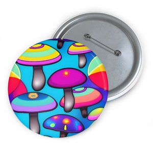 Könnte beinhalten: Ein bunter Knopf mit einem Muster aus psychedelischen Pilzen auf blauem Hintergrund. Die Pilze haben regenbogenfarbene Hüte und Stiele.