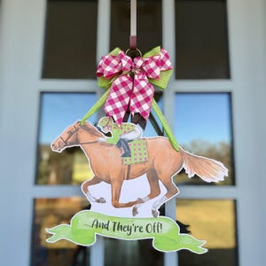 Cartello da appendere alla porta - E via, rosa (Kentucky Derby, Cavallo, Corsa di cavalli, Festa del Derby)