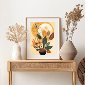 Könnte beinhalten: Ein gerahmter Druck eines stilisierten Blumenarrangements mit gelbem Hintergrund. Die Blumen stehen in einer braunen Vase mit geometrischem Muster. Der Druck hat einen modernen, abstrakten Stil.
