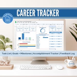 Może przedstawiać: Monitor komputera wyświetlający arkusz kalkulacyjny śledzenia kariery z tekstem "CAREER TRACKER". Ekran pokazuje listę zadań, cele, kamienie milowe i narzędzie do śledzenia osiągnięć. Klawiatura, mysz i kubek znajdują się na białym biurku.