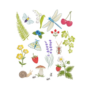 Könnte beinhalten: Stickerei mit verschiedenen Naturelementen, darunter eine Libelle, Schmetterlinge, Pilze, Beeren, Blumen und eine Schnecke. Das Design ist in verschiedenen Farben gehalten, darunter Rot, Blau, Grün, Gelb und Weiß.