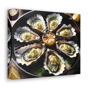 Könnte beinhalten: Nahaufnahme einer schwarzen gusseisernen Pfanne gefüllt mit frischen Austern, die mit einer Zitronen-Butter-Sauce beträufelt sind. Die Austern sind in einem Kreis um eine gegrillte Zitronenscheibe angeordnet.