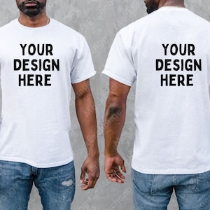 Vorder- und Rückseite Gildan 64000 T-Shirt Mockup Weiß, G640 Mockup, Weißes Hemd Mockup, Trendy Vorderseite, Afroamerikanisches Männliches Modell Mock