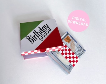 Puede incluir: Una caja de dinero de cumpleaños imprimible con un diseño de caja de pizza roja, blanca y verde. La caja dice "Birthday Dough" y está abierta para revelar una pila de dinero.