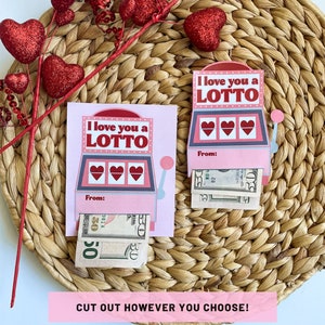 Pu&ograve; includere: Due biglietti rosa di San Valentino a forma di slot machine con la scritta "I love you a LOTTO". Ogni biglietto ha tre simboli di cuore e uno spazio per i contanti. Decorazioni a forma di cuore con glitter rossi e uno sfondo intrecciato completano l'immagine.