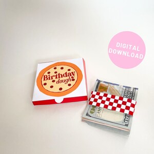 Könnte beinhalten: Druckbare Geburtstagskartenvorlage mit einer Pizzakarton mit dem Text "Birthday dough" und einer Illustration einer Pizzastück. Die Karte ist so konzipiert, dass sie Bargeld als Geschenk aufnehmen kann.