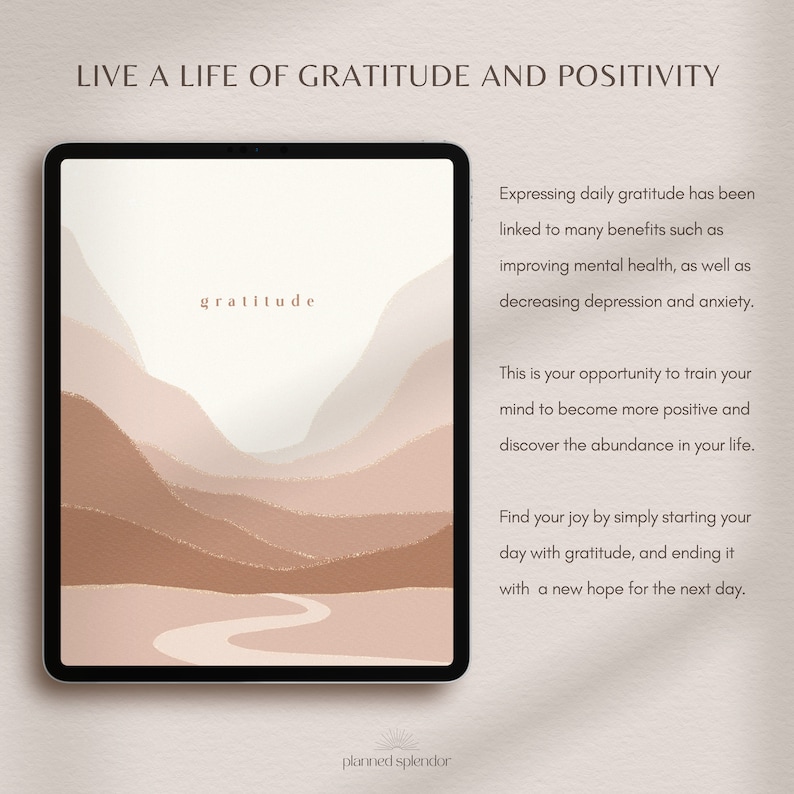 Op de afbeelding: Een digitale illustratie van een landschap met zachte bruine en roze heuvels en een kronkelend pad. De tekst "gratitude" staat bovenaan de afbeelding. De tekst "Het uiten van dagelijkse dankbaarheid is gekoppeld aan veel voordelen, zoals het verbeteren van de geestelijke gezondheid, evenals het verminderen van depressie en angst. Dit is je kans om je geest te trainen om positiever te worden en de overvloed in je leven te ontdekken. Vind je vreugde door simpelweg je dag te beginnen met dankbaarheid en hem te be&euml;indigen met een nieuwe hoop voor de volgende dag." staat aan de rechterkant van de afbeelding. De tekst "planned splendor" staat onderaan de afbeelding.