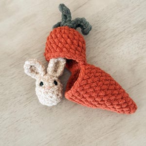 柔らかいぬいぐるみのニンジンのウサギ – 手作りイースターバスケットの詰め物 – お子様へのかわいいギフト