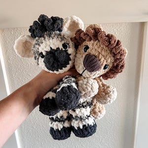 Handgemachte gehäkelte Zebra und Löwe Snugglers - Kuscheliger Komfort für Safari Thema Kinderstuben - Geschenke für Baby - Made to Order