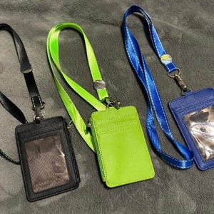 Cartera con cordón y portatarjetas de identificación