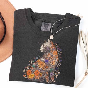 Camisa Comfort Colors® para mamá gata, camisa floral para gato, camisa Purr para mamá gata, camiseta floral para gato, camisa para amantes de los gatos, camisa para gato, camisa extragrande para gato imagen 5