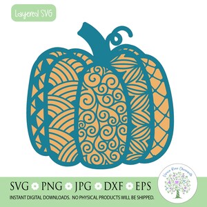 Op de afbeelding: Een turquoise pompoen met een ingewikkeld oranje mandala-ontwerp. De pompoen is gelaagd en klaar om uit te knippen voor knutselen.