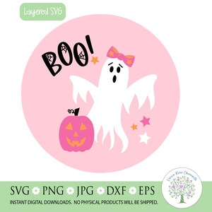 Puede incluir: Un c&iacute;rculo rosa con un fantasma blanco que lleva un lazo rosa, una calabaza rosa con una cara de calabaza, y la palabra "BOO!" en negro con telara&ntilde;as. Tambi&eacute;n hay peque&ntilde;as estrellas blancas y naranjas.