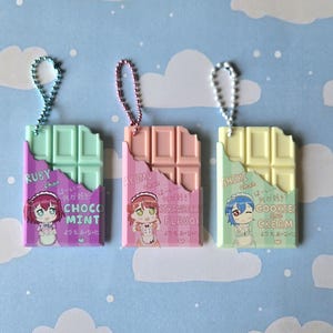 Può includere: Tre portachiavi a forma di barrette di cioccolato in stile anime. Ogni portachiavi presenta un gusto diverso: Choco Mint, Fragola e Cookies and Cream. Ogni barretta ha un morso, rivelando un'illustrazione del personaggio e testo giapponese.