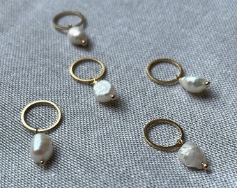 Set of 5 stitch markers natural freshwater pearls in irregular shape for knitting or crocheting gift for knitters knitting accessories