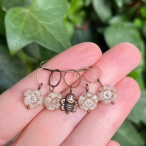 5er Maschenmarkierern Set kleine Biene und Blumen aus Böhmischen Glasperlen Strickzubehör, Geschenk für Strickerinnen
