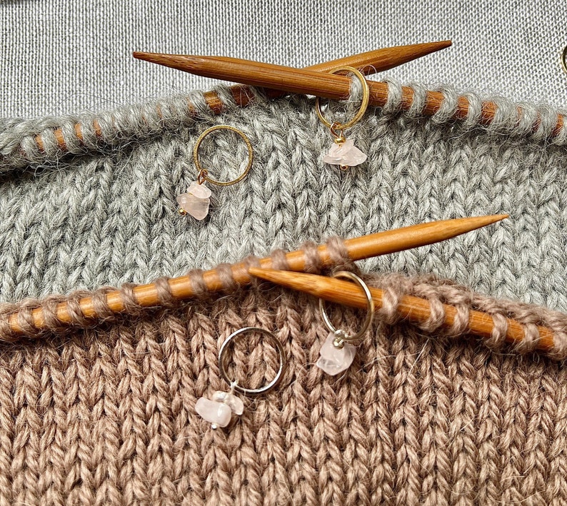 5er Set Maschenmarkierer aus natürlichem Rosenquarz Edelstein in unregelmäßiger Form aus Indien Geschenk für Stricker Strickzubehör Bild 9