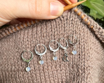 5er Set Maschenmarkierer Progress Keeper abnehmbar aus Mondstein Glasperlen, Edelstahl Ringen Geschenk für Stricker und Häkler Strickzubehör