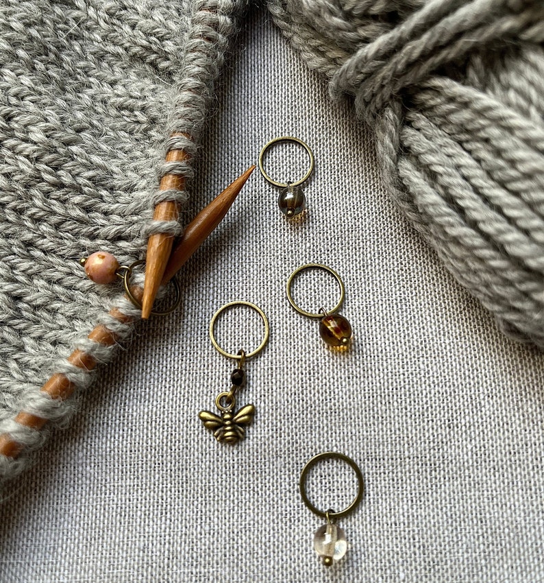 5er Set Maschenmarkierer Biene aus ungewöhnlichen Böhmischen Glasperlen Geschenk für Stricker in antik Bronze Bild 5