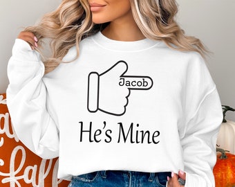 Chemise couple personnalisée Saint-Valentin, t-shirt graphique Hes Mine, tenues assorties au nom personnalisé, idée cadeau t-shirt graphique pointe du doigt Hes Mine