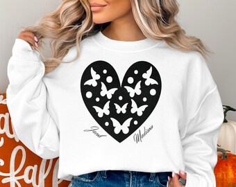 T-shirt graphique coeur papillon, chemise prénom personnalisée, haut décontracté Saint-Valentin, sweat-shirt personnalisé amour, vêtements à la mode pour femme