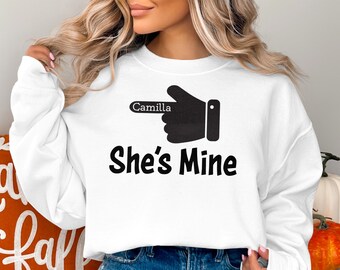 Chemise couple personnalisée Saint Valentin, T-shirt graphique Shes Mine, Noms personnalisés assortis, Idée cadeau T-shirt graphique Point de doigt Hes Mine