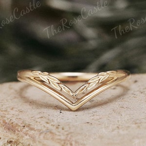 Einzigartiger Blattzweig gravierte Eheringe aus massivem Gold, Natur inspiriert, Blatt, gebogen, Stapeln, Passende Eheringe für personalisiertes Geschenk