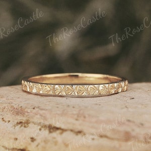 Art Deco handgegraveerde trouwring van massief bladgoud – minimalistische stapelring