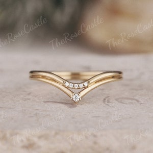 Anillo de boda único de oro vintage con moissanita, anillo apilable curvo, detalle minimalista de diamante.