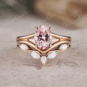 Einzigartige Oval Pfirsich Saphir Verlobungsring Set Rose Gold Ringe Rosa Saphir Braut Set Art Deco Benutzerdefinierte Moissanite Stapelringe für Frauen