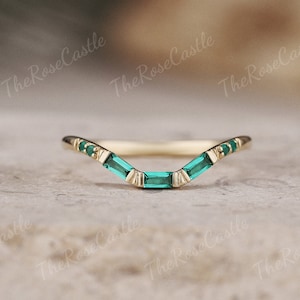 Unique Baguette Emerald Wedding Band Gold Rings Curved Matching Rings Art Deco Custom Ring Vintage Stacking Ring Personalized Gift For Her