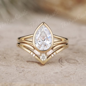 Unique Pear Cut Bezel Set Moissanite Engagement Ring Set Solid Gold Moissanite Cured Wedding Band Antique Promise Bridal Ring Gift For Her