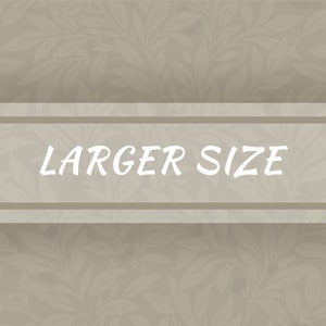 以下が含まれることがあります： 白い花の模様がついたベージュの背景。白い長方形の中に白い文字で「LARGER SIZE」と中央に書かれている。