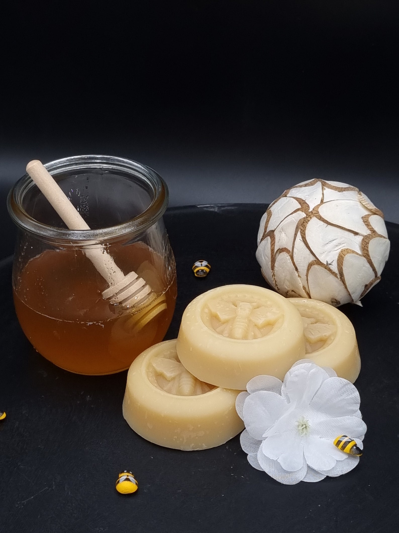 Linden blossom honey soap from our own apiary - mild and pure - with olive oil