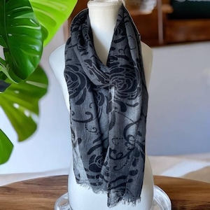 Bufanda 100% lana merina / Bufanda con estampado floral negro estola