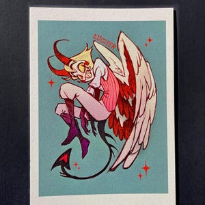 Puede incluir: Ilustración de un personaje con cabello amarillo, cuernos rojos y grandes alas blancas y rojas. El personaje lleva un chaleco rosa y botas moradas. La palabra "LUCIFER" está escrita en la parte superior. El fondo es azul claro con estrellas rojas.