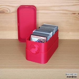 Boite de rangement 3D 8x16cm 1 rangée pour environ 400 cartes jeu à collectionner JCC Magic The Gathering L'Assemblée Mana Rouge Design Geek