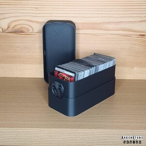 Boite de rangement 3D 8x16cm 1 rangée pour environ 400 cartes jeu à collectionner JCC Magic The Gathering L'Assemblée Mana Noir Design Geek