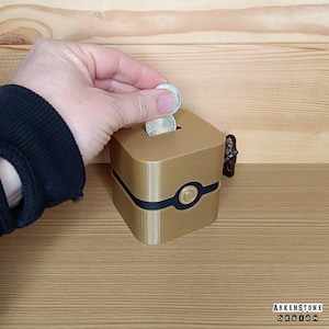 Tirelire 3D sur le thème de Pokemon Pokeball en vieil or 8cm accessoire de bureau décoration Design geek Pikachu Evoli Dracofeu Salaméche