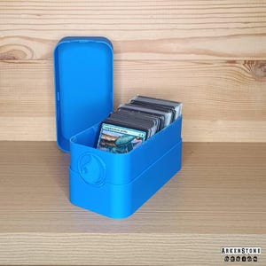 Boite de rangement 3D 8x16cm 1 rangée pour environ 400 cartes jeu à collectionner JCC Magic The Gathering L'Assemblée Mana Bleu Design Geek
