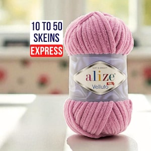 Könnte beinhalten: Ein Knäuel weiches, rosa Alize Velluto Garn. Das Garn befindet sich in einem transparenten Kunststoffbehälter mit einem Etikett mit der Aufschrift "Soft & Bright" und "Alize Velluto". Der Text "10 to 50 Skeins Express" befindet sich in einem Feld oben links.