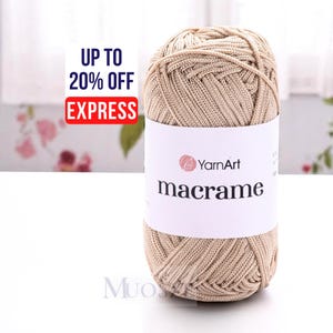 Könnte beinhalten: Beige YarnArt Makramee-Garnknäuel. Das Etikett trägt den Schriftzug "macrame" in fetter Schrift. Das Bild enthält auch den Text "UP TO 20% OFF EXPRESS".