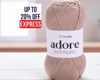 Hilo suave hipoalergénico antibolitas Yarnart Adore para proyectos de tejido para bebés, amigurumi y crochet.