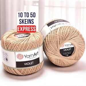 Könnte beinhalten: Drei Spulen YarnArt Violett Garn in hellbrauner Farbe. Jede Spule ist mit dem Markennamen und dem Wort "VIOLET" beschriftet. Der Text "10 to 50 Skeins Express" befindet sich oben im Bild.