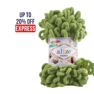 Könnte beinhalten: Ein Knäuel Alize Puffy-Garn in Hellgrün. Das Garn ist um einen zylindrischen Behälter mit dem Markennamen und Produktdetails gewickelt. Auf dem Behälter steht "UP TO 20% OFF EXPRESS".