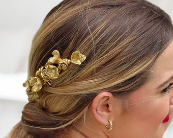 Bridal hair comb with clay flower, Gold porcelain floral head comb, Boho headpiece for bride, Gold wedding  hair piece with ceramic flower