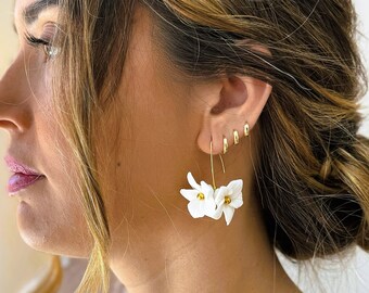 Delicate White Ceramic Flowers Bridal Earrings, Boho Floral Wedding Earrings for Brides, Bridal Party Accessories