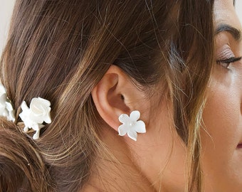 FLORAL EAR STUD, Pearl White Flower Polymer Earrings, Minimalist Handmade Beautiful Earrings, Inspiration Women Earrings, Gift For Her