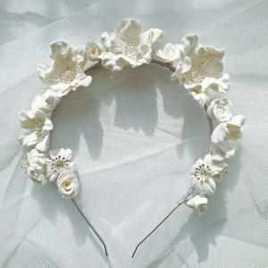 Accesorios para el cabello de boda floral blanco, tocado de flores nupciales, diadema de flores de arcilla, tocado de boda Silvered Details